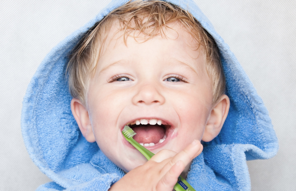 Manchas en los dientes de bebés y niños, ¿por qué aparecen?